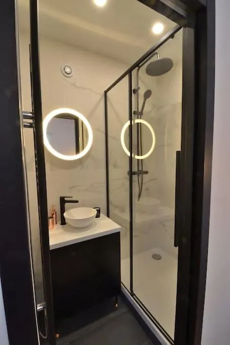 Stunning Studio Near Canal St Martin - Divine Moon Paris France