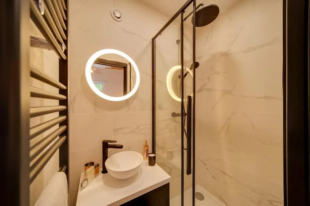 Stunning Studio Near Canal St Martin - Divine Moon Paris 0*,  France